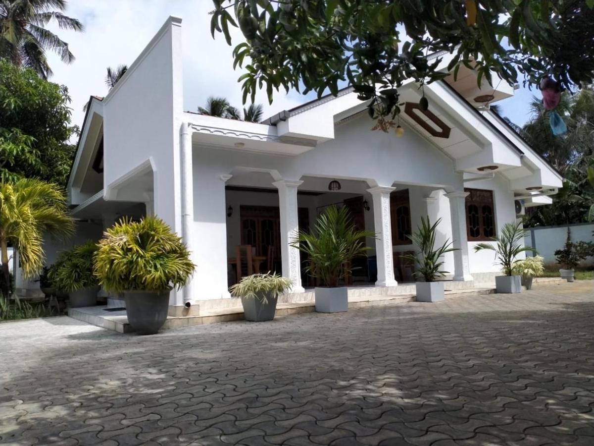 Holidays Hotel Nainamadama Exterior foto
